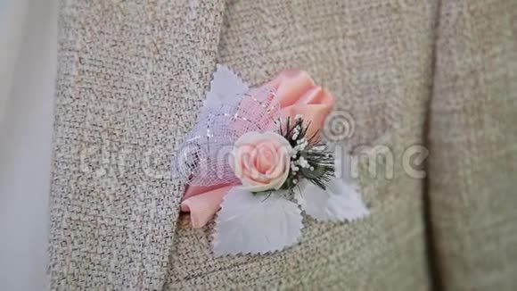 婚礼当天新郎夹克口袋里的布托尼埃剪辑玫瑰在他的夹克口袋里视频的预览图