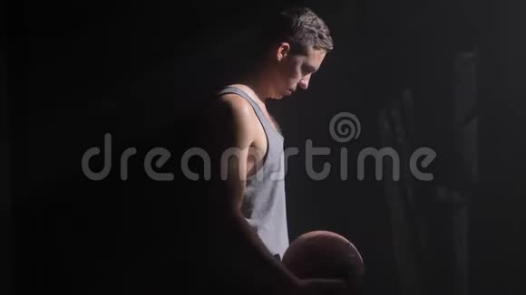 篮球运动员在黑暗的房间里等待然后去玩游戏或冠军视频的预览图