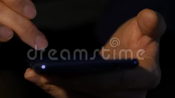 关闭女性她的手指在夜间使用智能手机女孩在手机上浏览互联网慢动作视频的预览图