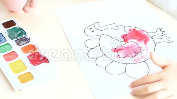 孩子用手指在纸上涂上水彩特写镜头视频的预览图