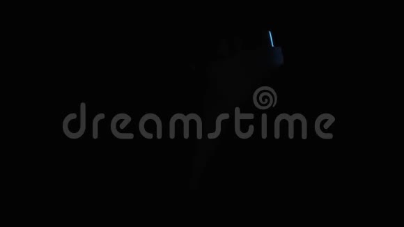光线在一个男人衣服上滑动视频的预览图