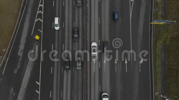 城市主要道路的俯视图道路交叉口的俯视图摄像机从路上移动到视频的预览图