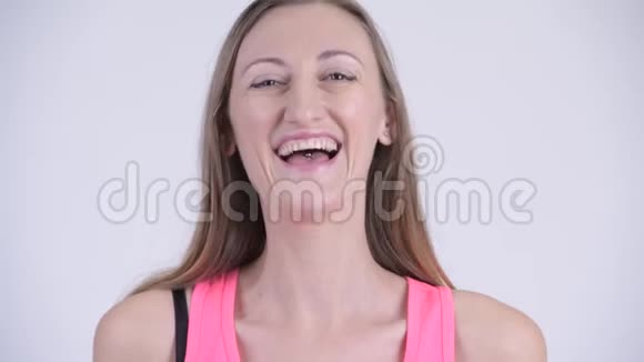 一张幸福的金发女人微笑着笑的脸视频的预览图