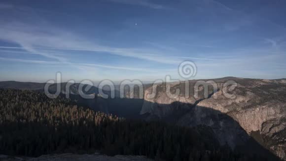 约塞米蒂山谷从其中一座山峰上消失4k视频的预览图