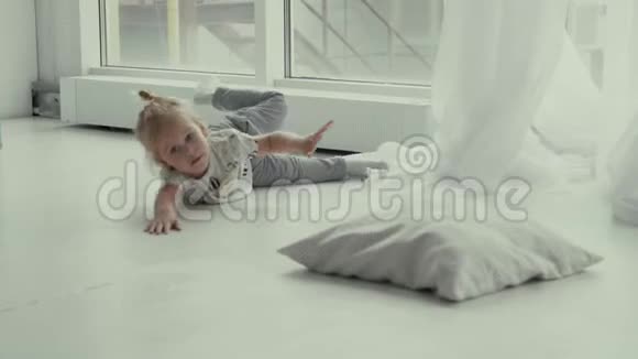 一个小女孩心烦意乱躺在地上视频的预览图