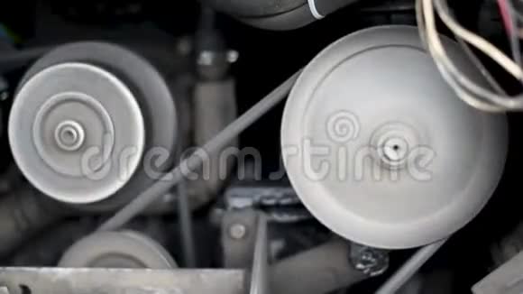 汽车的发动机在一的汽车中运动的皮带轮压缩机发电机曲轴视频的预览图