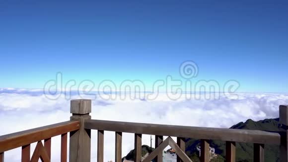 萨帕凡斯潘山上的风景一个双臂张开的女人视频的预览图