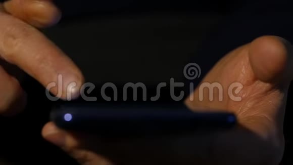 女人手指在智能手机的触摸屏上女孩上网慢动作视频的预览图