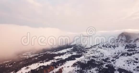史诗级空中飞行近山云向日出画面和华丽的场景视频的预览图