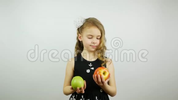 那个女孩想知道该选哪个苹果提供一个绿色的苹果视频的预览图