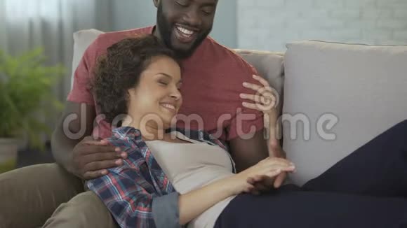 配偶给妻子讲有趣的故事享受她铿锵的笑声爱视频的预览图