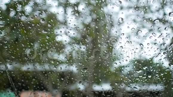 背景模糊的外镜雨滴视频的预览图