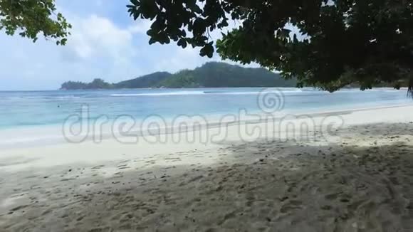 走在塞舌尔群岛马河岛的巴伊拉扎尔海滩上视频的预览图