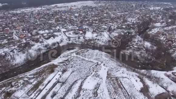 冬天靠近河山的小镇视频的预览图