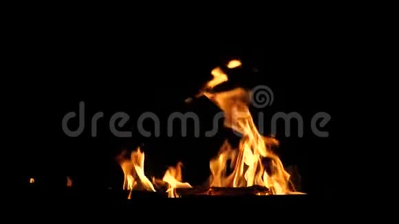 美丽的火焰燃烧着红色的火花飞起来慢动作视频的预览图