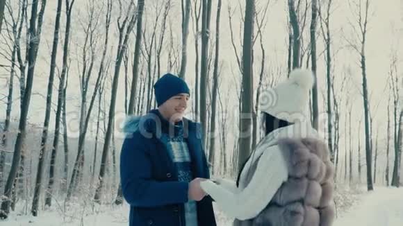穿过冬林的夫妇视频的预览图