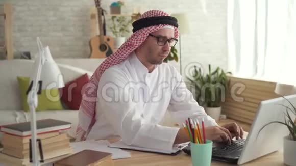 在笔记本电脑工作的阿拉伯商人视频的预览图