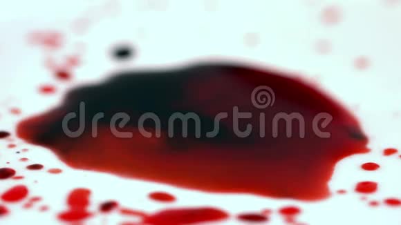 血滴到白色表面视频的预览图