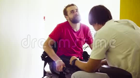 医生为残疾人放置机器人外骨骼视频的预览图