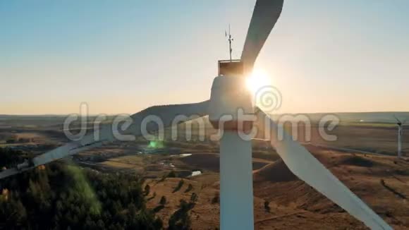 在日落背景下工作的风力发电机关闭视频的预览图