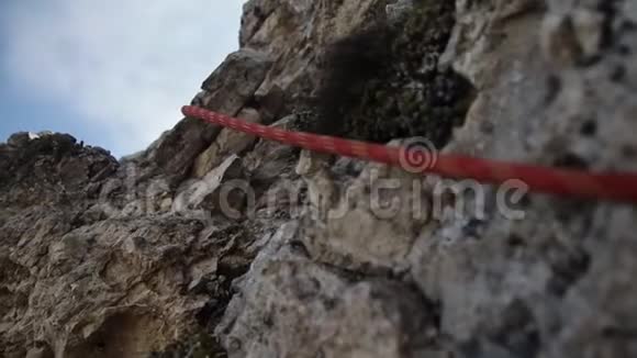 攀绳挂在岩石特写上设备登山者在山上稳定射击视频的预览图