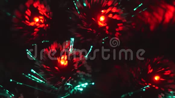 人造圣诞树闪耀着美丽的彩灯圣诞树的灯光闪耀着红蓝黄灯视频的预览图