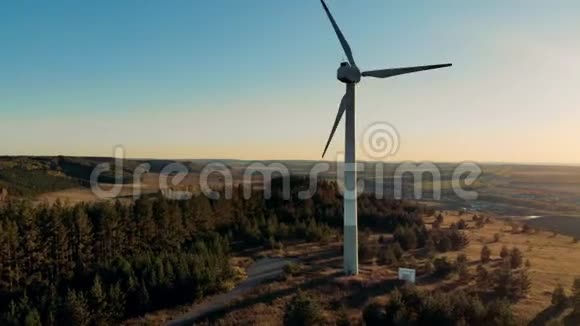 在日落背景下工作的风力涡轮机可再生能源概念视频的预览图