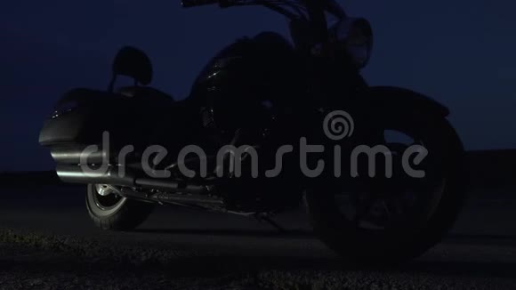 两个骑自行车的人坐在摩托车上骑着车走过夜城视频的预览图