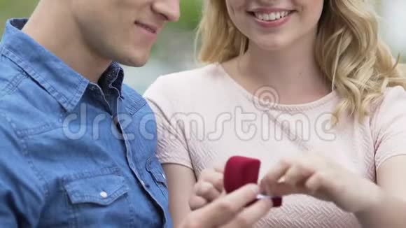 帅哥向他漂亮的金发女朋友求婚幸福时刻视频的预览图