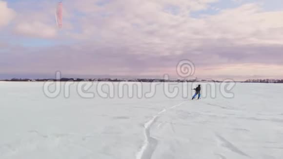一个穿着运动服的男运动员正在美丽的冬季风景上做雪视频的预览图