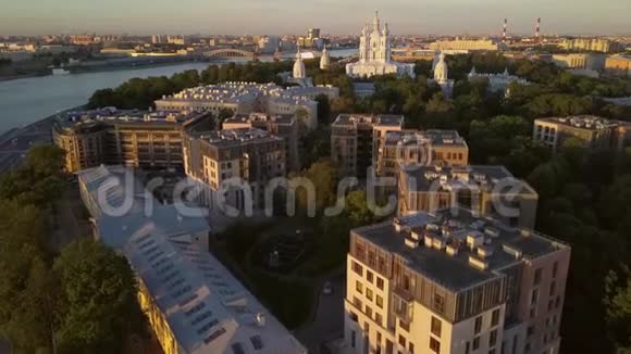 在圣彼得堡内瓦河的斯莫尼大教堂的空中景色视频的预览图