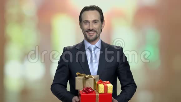 带有礼品盒的快乐商人的肖像视频的预览图