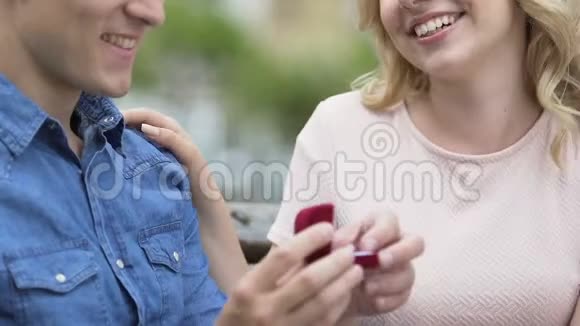 快乐的男人把结婚戒指戴在心爱的人手上订婚视频的预览图