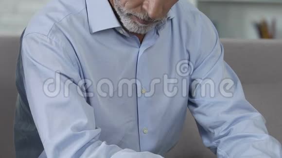 被解雇的人坐在办公室不愿退休衰老问题视频的预览图