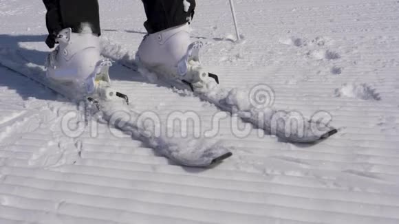 在阳光明媚的日子里滑雪者用滑雪靴接近滑雪板视频的预览图
