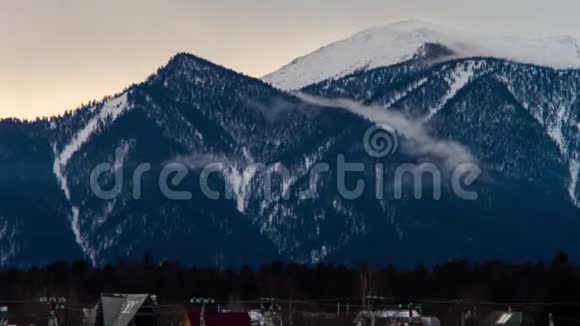 西伯利亚傍晚的山景视频的预览图