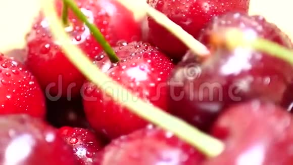 一组成熟多汁的深红色樱桃和水滴视频的预览图