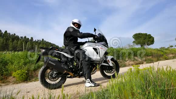 体育Enduro摩托车手在沙滩上滑雪启动摩托车视频的预览图