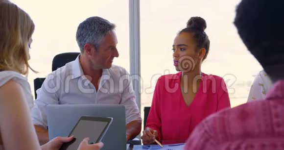 成熟的白种人商业同事在现代办公室的一次会议上讨论图表视频的预览图