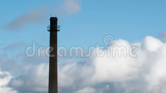 工业烟囱在多云的天空时间间隔视频的预览图
