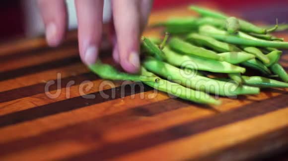 人切青豆特写视频的预览图