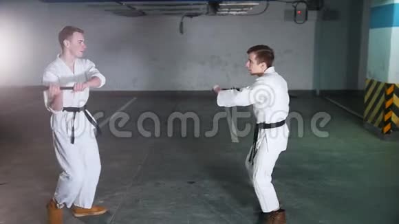 两个穿和服的男人在停车场训练剑道视频的预览图