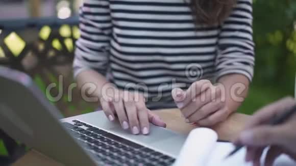 男人和女人手里拿着文件在外面打字视频的预览图