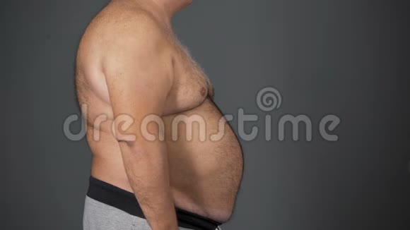肚子胖的沮丧男人想减肥不健康的食物成瘾视频的预览图