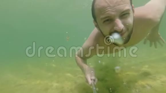 水下世界潜水员竖起大拇指享受假期挥动他的手视频的预览图