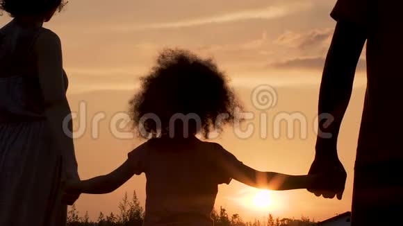 幸福的年轻一家人看日落感受彼此的爱和支持视频的预览图