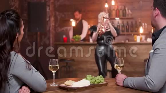 一男一女在约会时听浪漫的萨克斯管音乐视频的预览图