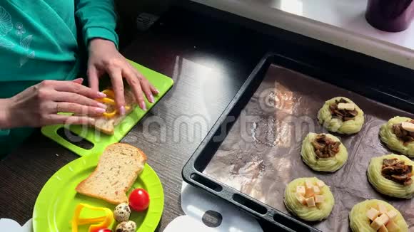 做三明治的女人使用塑料模具它推动一个洞在一块面包以填补它的填充视频的预览图
