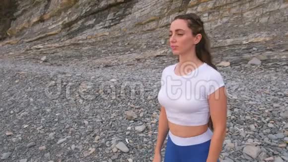 平腹女孩在横膈膜呼吸锻炼身体在岩石背景面和身体特写画面视频的预览图