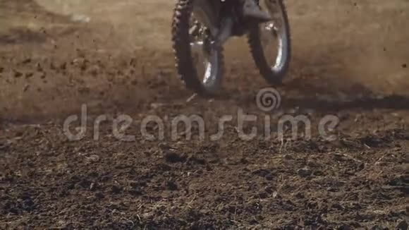 摩托车下面的污垢视频的预览图